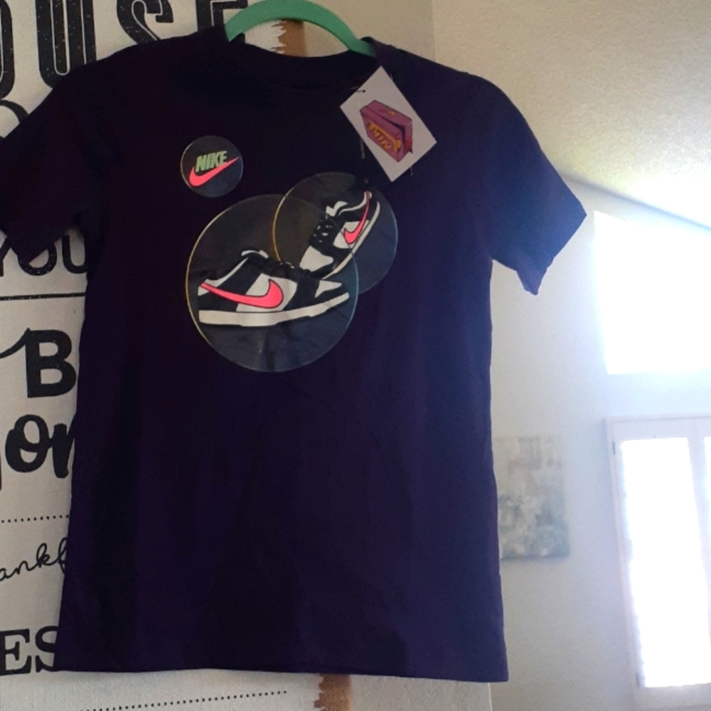 Nike shirt unisex